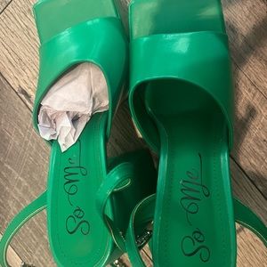Green heels, never worn before, amazing condition, super cute